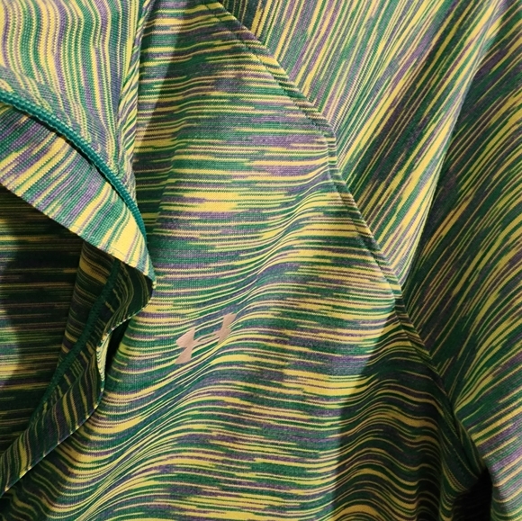 Under Armour semi-fitted women's size M shirt - Picture 6 of 8